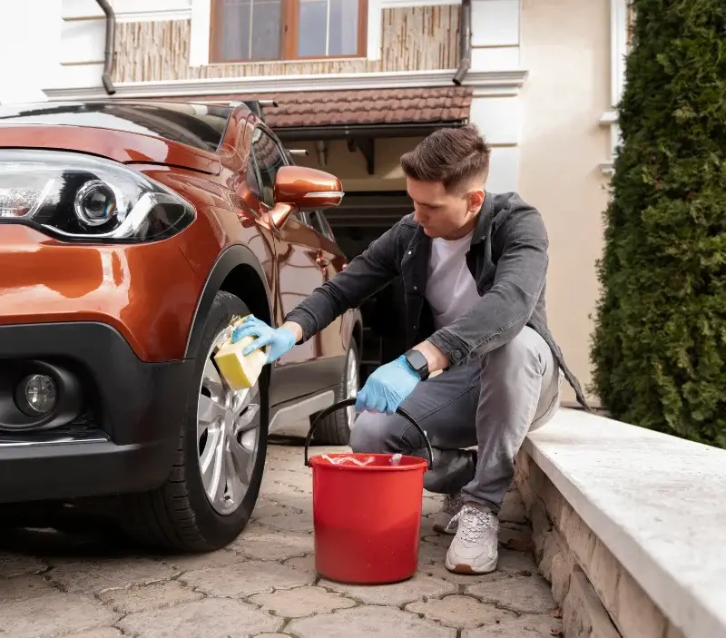 Lavage auto à domicile Tressan : professionnel intervenant sur un véhicule